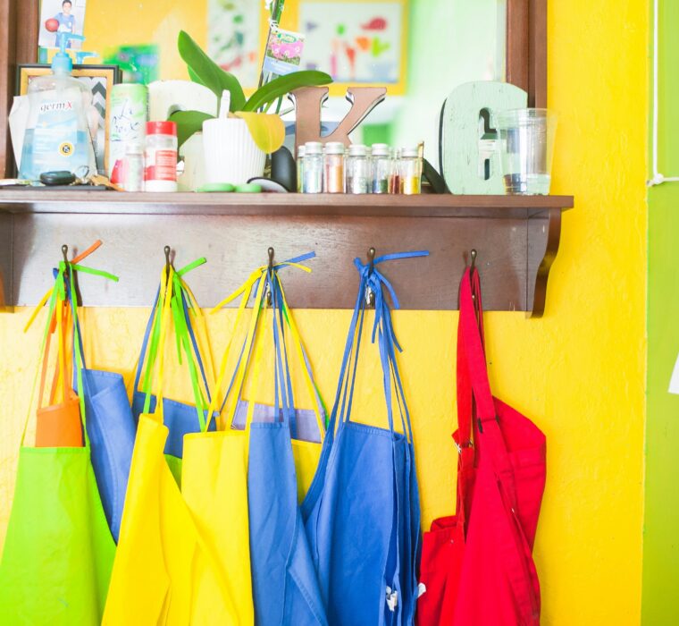 Immagine scuola con tanti sacchetti colorati appesi.